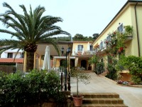 Eingang Hotel Villla Wanda Porto Azzurro Elba insel mit Palm